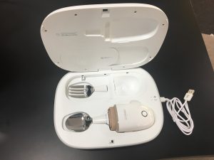 The Gyenno spoon and attachments in the charging case