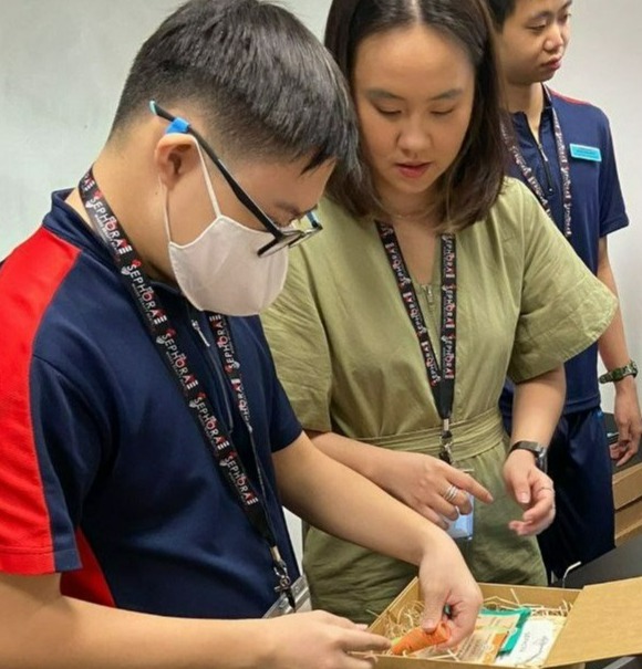 Sephora staff guiding student on how to pack a PR kit