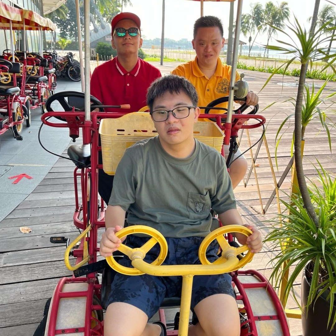 Kwong Keng on a tandem with two other individuals